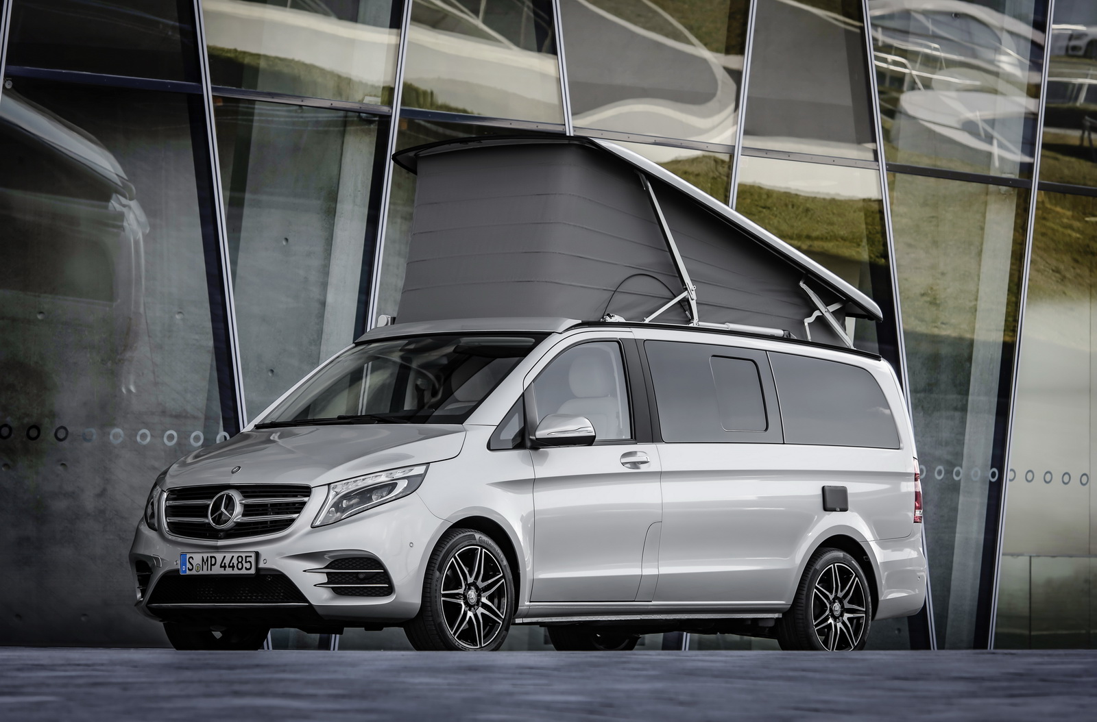 Marco Polo AMG Line, Exterieur, Frontschürze mit markanten Lufteinlässen, Rautengitter und Chromzierelemente, brillantsilber metallic ;Marco Polo AMG Line, exterior, front apron with its prominent air inlets, diamond-pattern mesh and chrome trim, brilliant silver metallic;