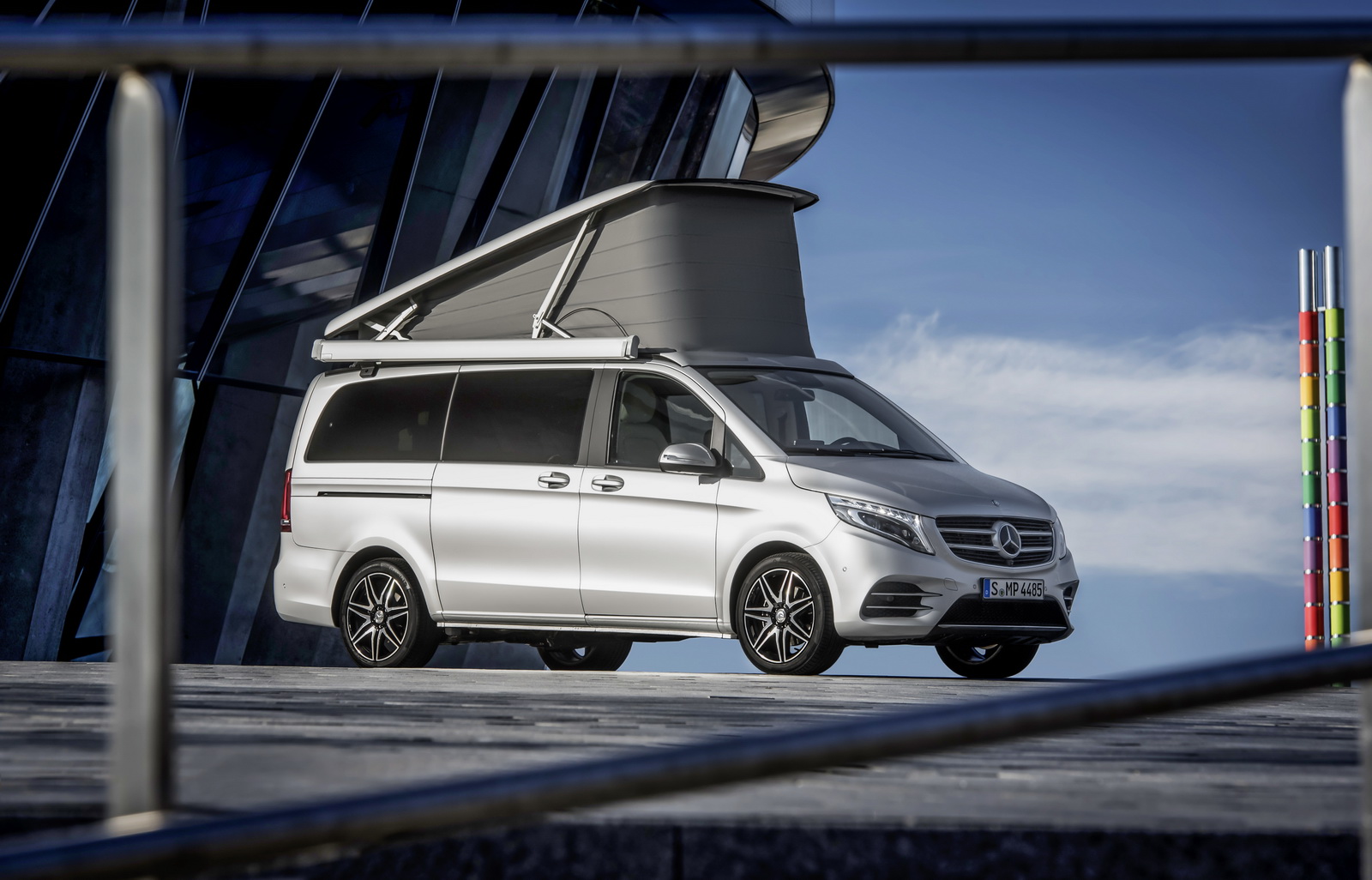 Marco Polo AMG Line, Exterieur, Frontschürze mit markanten Lufteinlässen, Rautengitter und Chromzierelemente, brillantsilber metallic ;Marco Polo AMG Line, exterior, front apron with its prominent air inlets, diamond-pattern mesh and chrome trim, brilliant silver metallic;