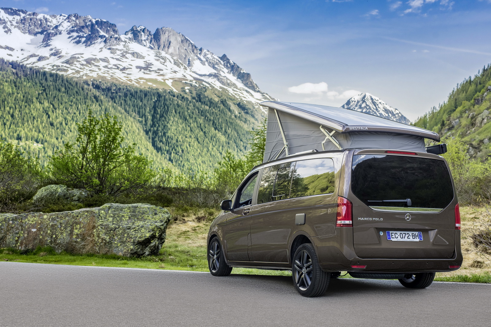 Benedikt Böhm, Extremskibergsteiger und Geschäftsführer von DYNAFIT, mit Familie und Mercedes-Benz Marco Polo am Mont Blanc ;Benedikt Böhm, extreme mountain climber and managing director of DYNAFIT, with his family and Mercedes-Benz Marco Polo at the Mont Blanc;