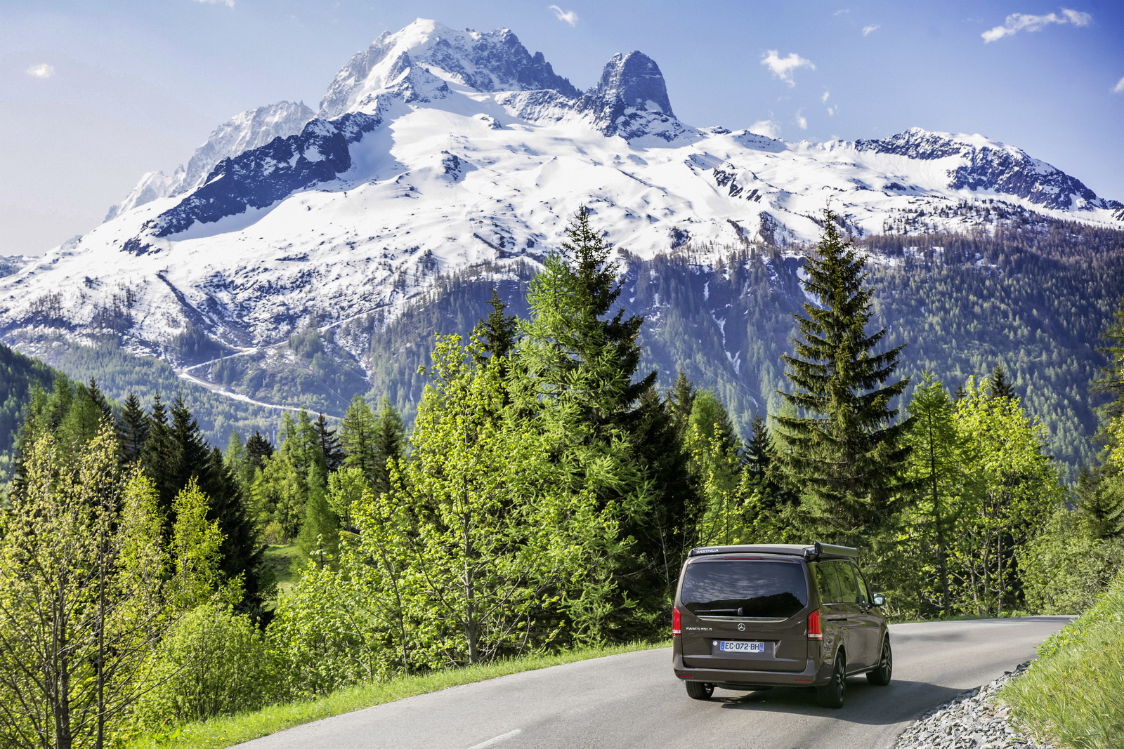 Benedikt Böhm, Extremskibergsteiger und Geschäftsführer von DYNAFIT, mit Familie und Mercedes-Benz Marco Polo am Mont Blanc ;Benedikt Böhm, extreme mountain climber and managing director of DYNAFIT, with his family and Mercedes-Benz Marco Polo at the Mont Blanc;