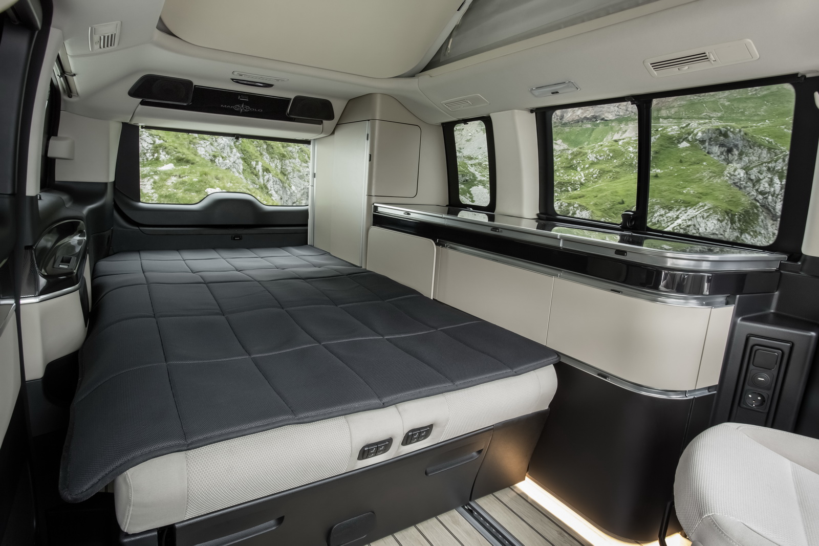 Mercedes-Benz Marco Polo, 250 BlueTEC, Interieur, Stoff Santiago seidenbeige, umgebaute Liegefläche inklusive Bettauflage ;Mercedes-Benz Marco Polo, 250 BlueTEC, interior, silk beige Santiago fabric, converted sleeping surface including comforter;