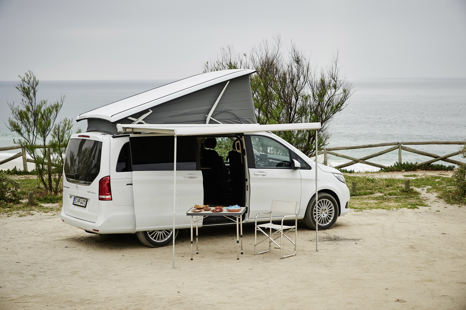 Mercedes-Benz Marco Polo - Exterieur, bergkristallweiss, mit ausgefahrener Markise ;Mercedes-Benz Marco Polo - Exterieur, bergkristallweiss, mit ausgefahrener Markise;