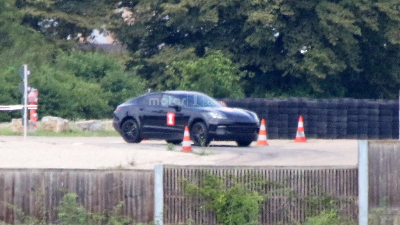 possible-porsche-cayenne-coupe-test-mule-spy-photo (8)