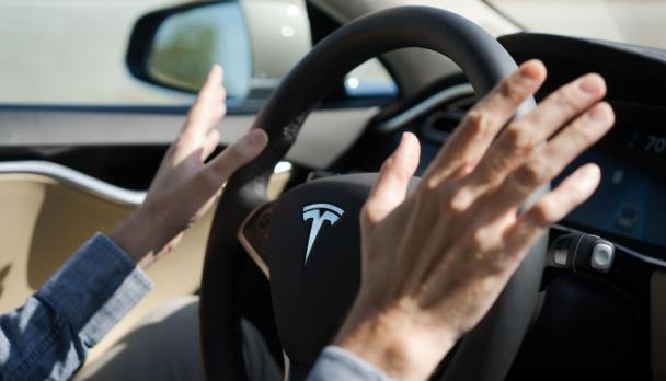 الحكومة الألمانية تنتقد نظام الطيار الآلي لتيسلا Tesla