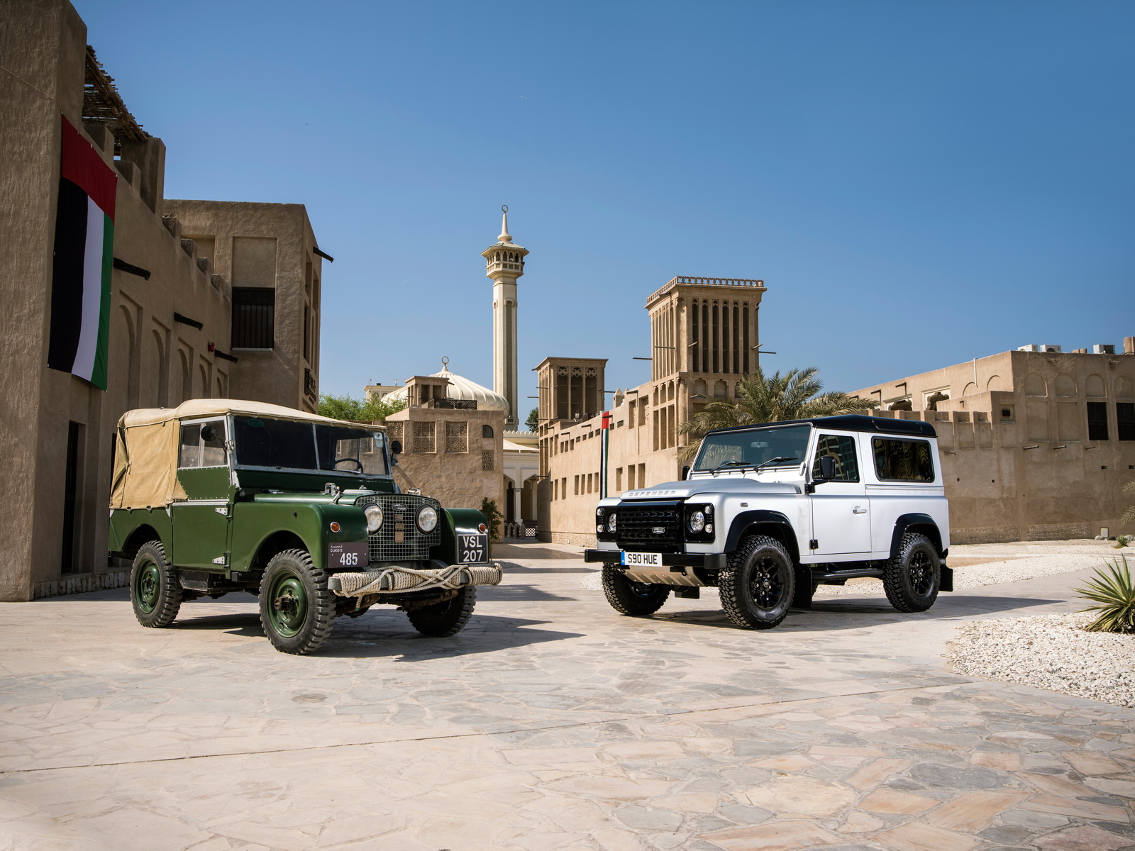 “لاند روفر” بدأت باختبار ديفندر الجديدة كليا بالفعل في الطرق Land Rover Defender