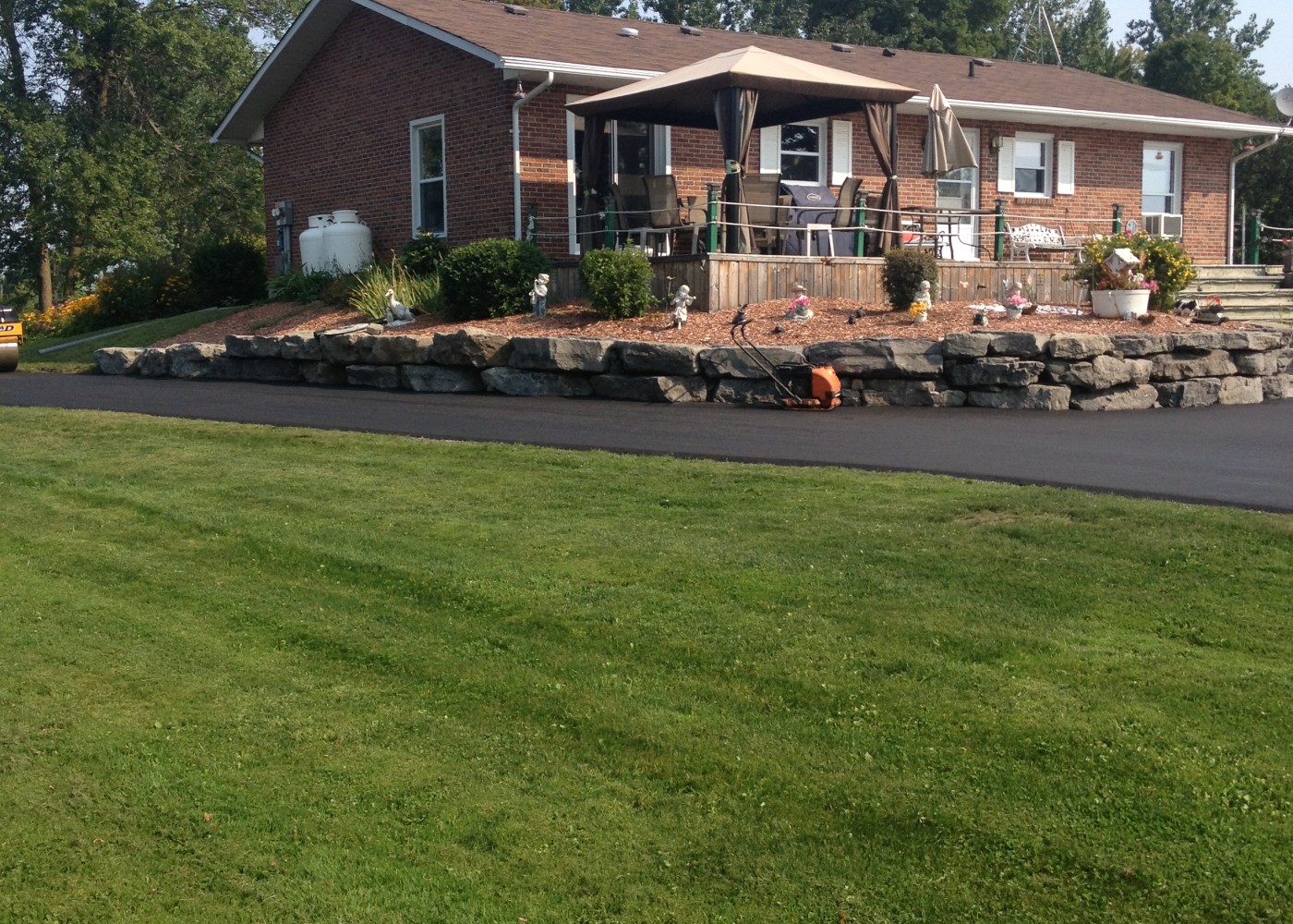 residential-driveway-paving-ottawa-2-1400x1000