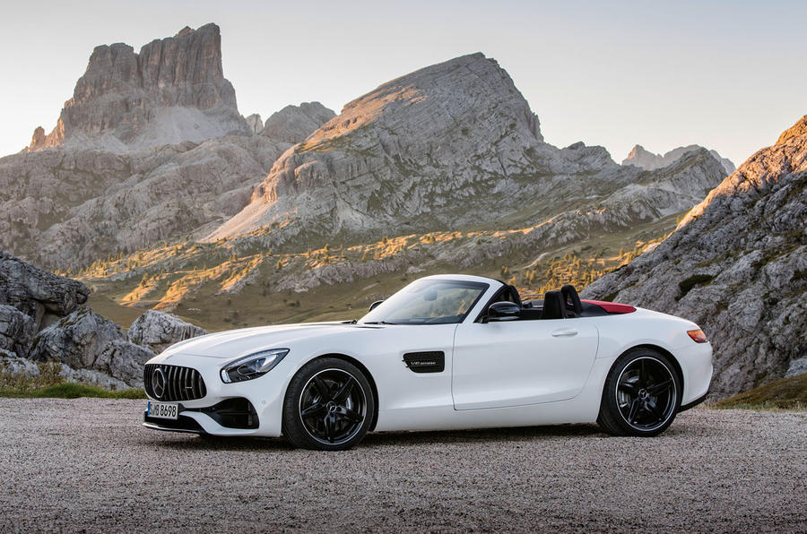 AMG GT Roadster (R 190), 2016; Exterieur: designo diamantweiß bright; Interieur: Leder Nappa Exklusiv schwarz/ red pepper; Kraftstoffverbrauch kombiniert: 9,4 l/100 km, CO2-Emissionen kombiniert: 219 g/km//AMG GT Roadster (R 190), 2016; exterior: designo diamond white bright; interior:Nappa leather exclusive black/red pepper; fuel consumption, combined: 9.4 l/100 km; combined CO2 emissions: 219 g/km