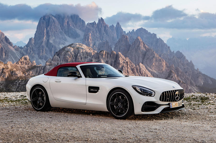 AMG GT Roadster (R 190), 2016; Exterieur: designo diamantweiß bright; Interieur: Leder Nappa Exklusiv schwarz/ red pepper; Kraftstoffverbrauch kombiniert: 9,4 l/100 km, CO2-Emissionen kombiniert: 219 g/km//AMG GT Roadster (R 190), 2016; exterior: designo diamond white bright; interior:Nappa leather exclusive black/red pepper; fuel consumption, combined: 9.4 l/100 km; combined CO2 emissions: 219 g/km