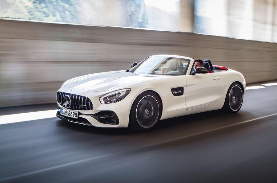 AMG GT Roadster (R 190), 2016; Exterieur: designo diamantweiß bright; Interieur: Leder Nappa Exklusiv schwarz/ red pepper; Kraftstoffverbrauch kombiniert: 9,4 l/100 km, CO2-Emissionen kombiniert: 219 g/km//AMG GT Roadster (R 190), 2016; exterior: designo diamond white bright; interior:Nappa leather exclusive black/red pepper; fuel consumption, combined: 9.4 l/100 km; combined CO2 emissions: 219 g/km