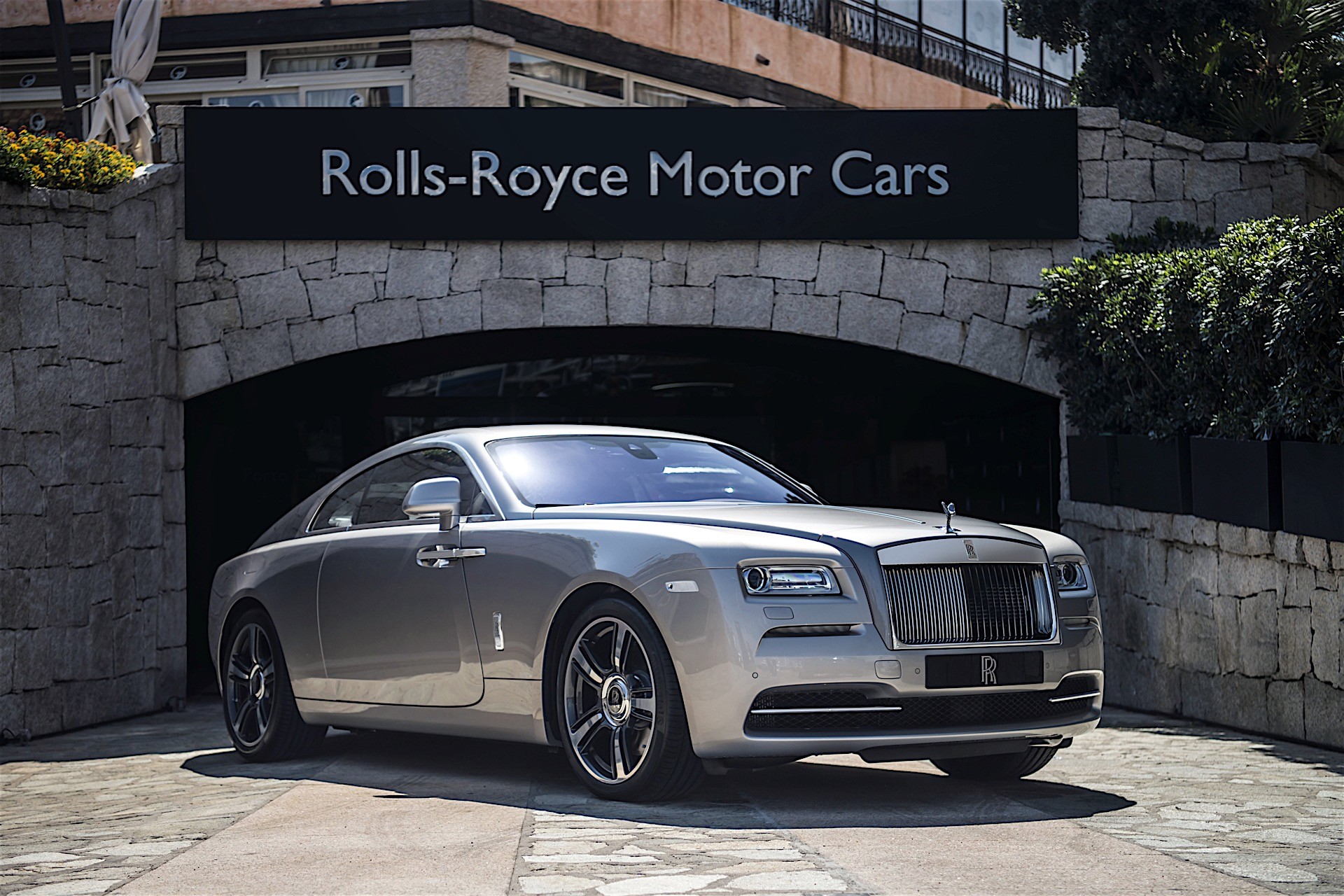 rolls-royce-opens-first-studio-in-asia_3