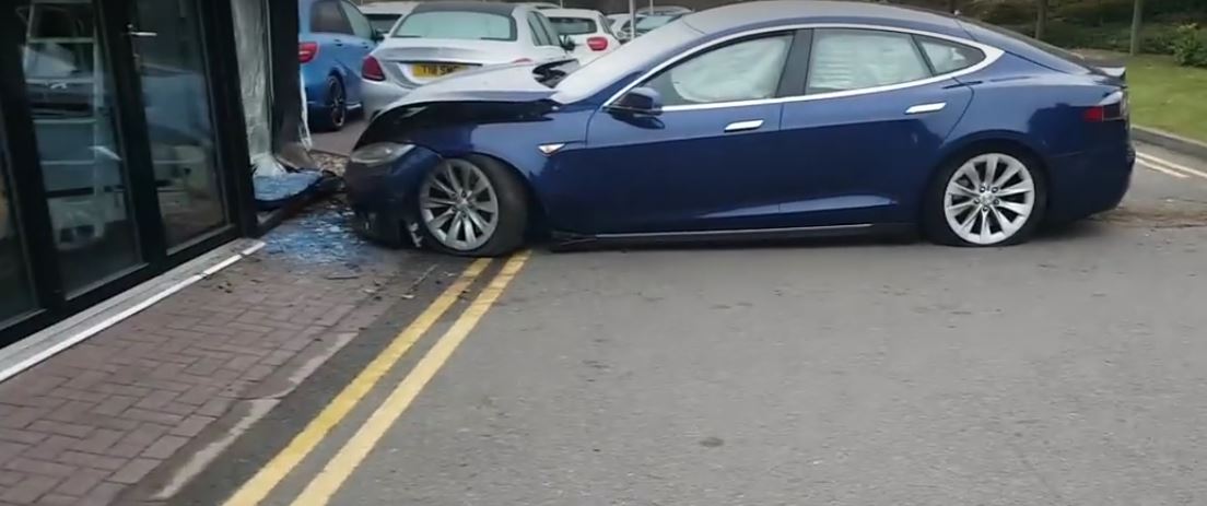 tesla-model-s-has-airborne-crash-in-the-uk-flies-into-mercedes-benz-dealership_3