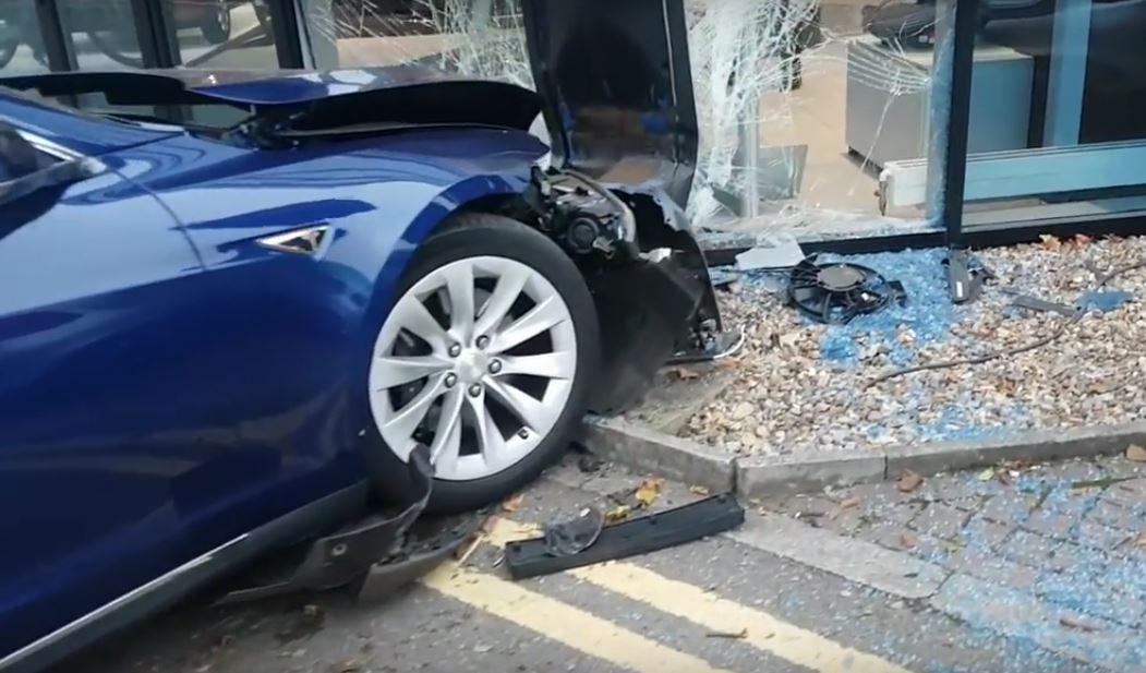 tesla-model-s-has-airborne-crash-in-the-uk-flies-into-mercedes-benz-dealership_7