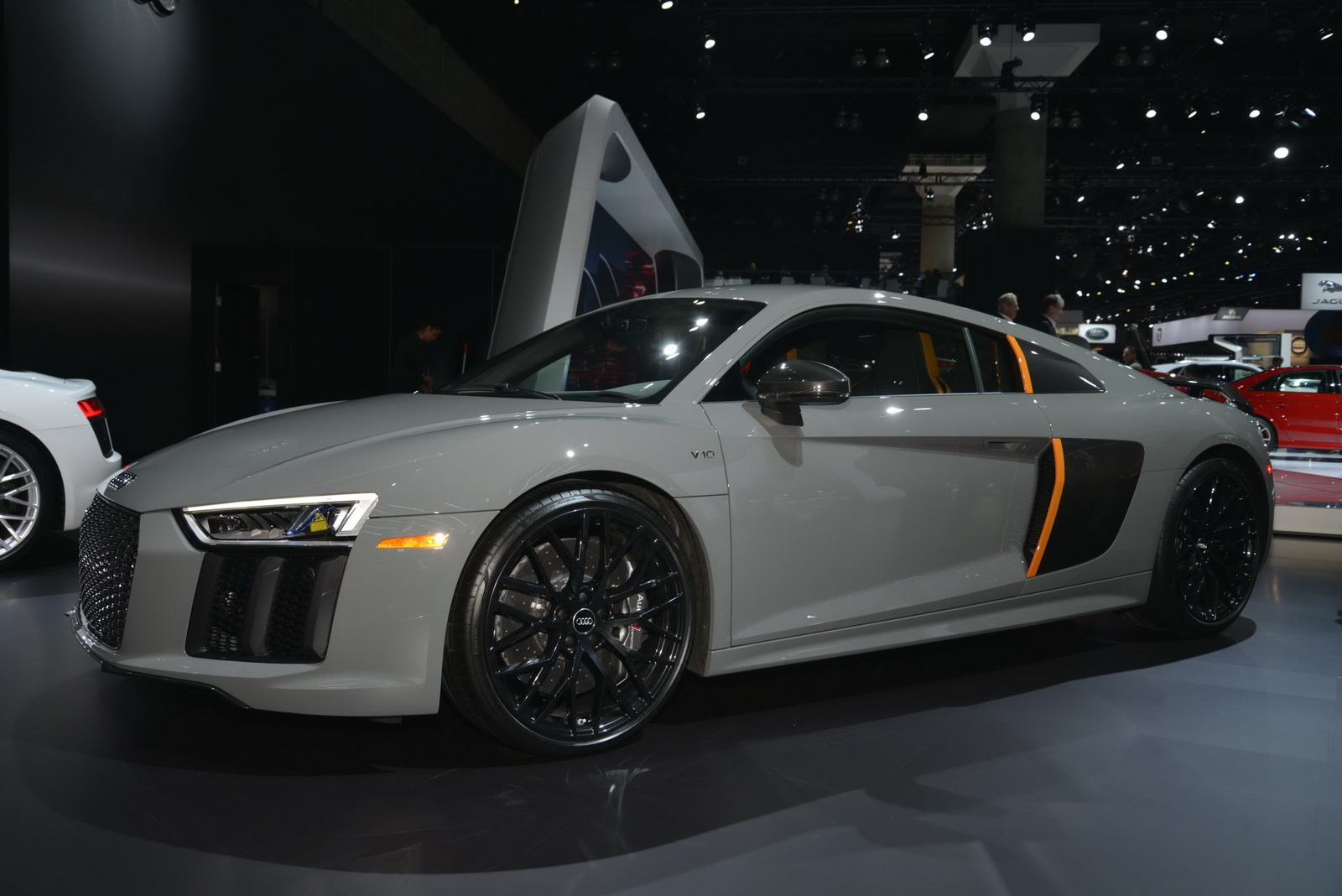 “بالصور” أودي تقدم إصدار R8 بلس الخاص بمصابيح ليزر أمامية في معرض لوس أنجلوس 2016 Audi