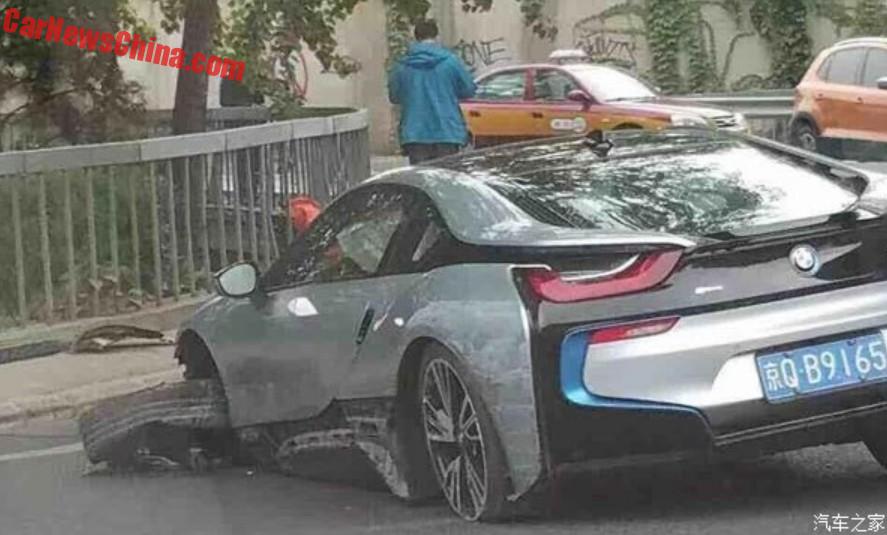 "بي إم دبليو" i8 تتحطم في حادث بالصين BMW i8 5