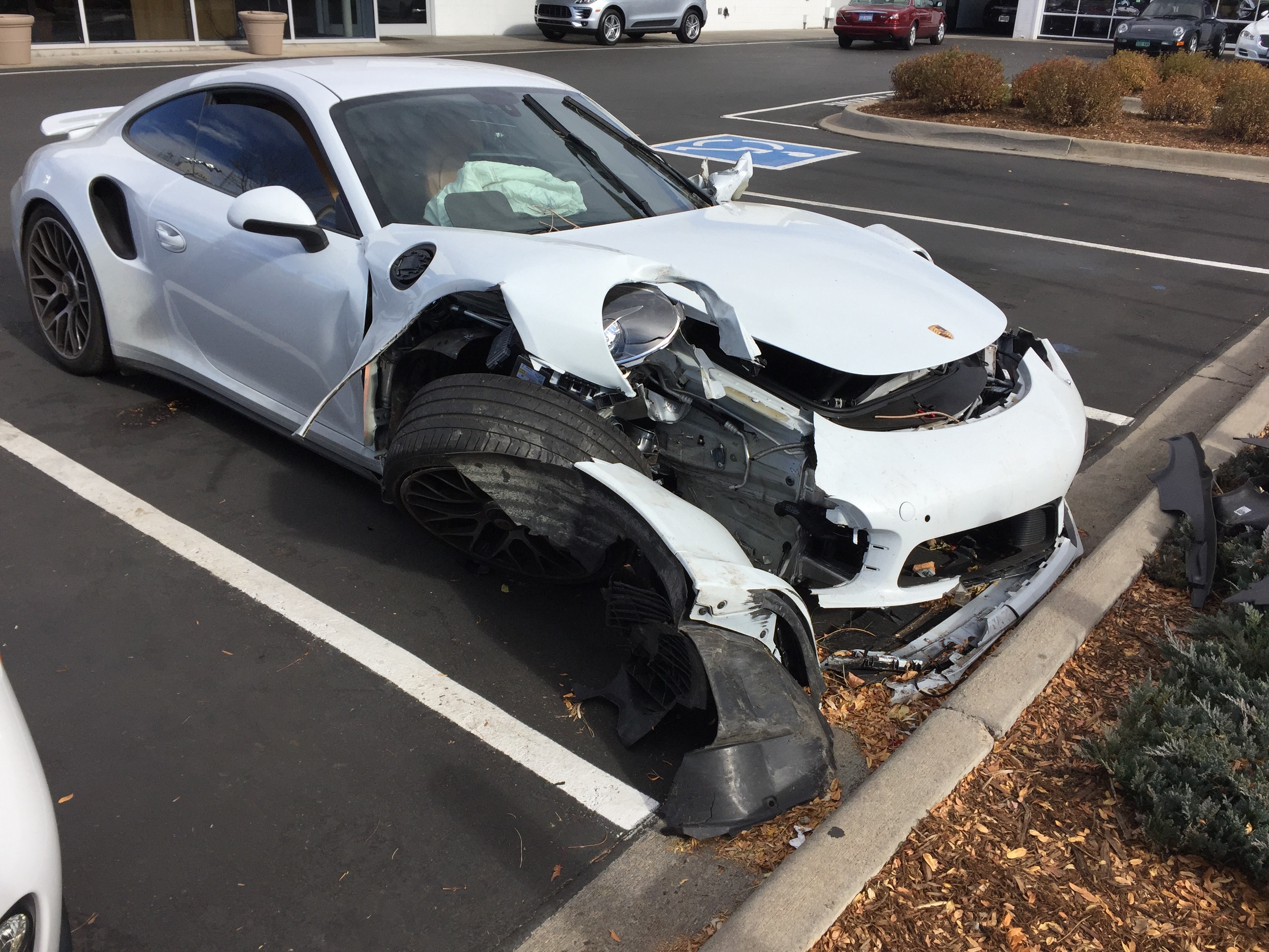 “بورش” 911 تيربو تتحطم في حادث جرّاء إهمال سائقها Porsche 911 Turbo