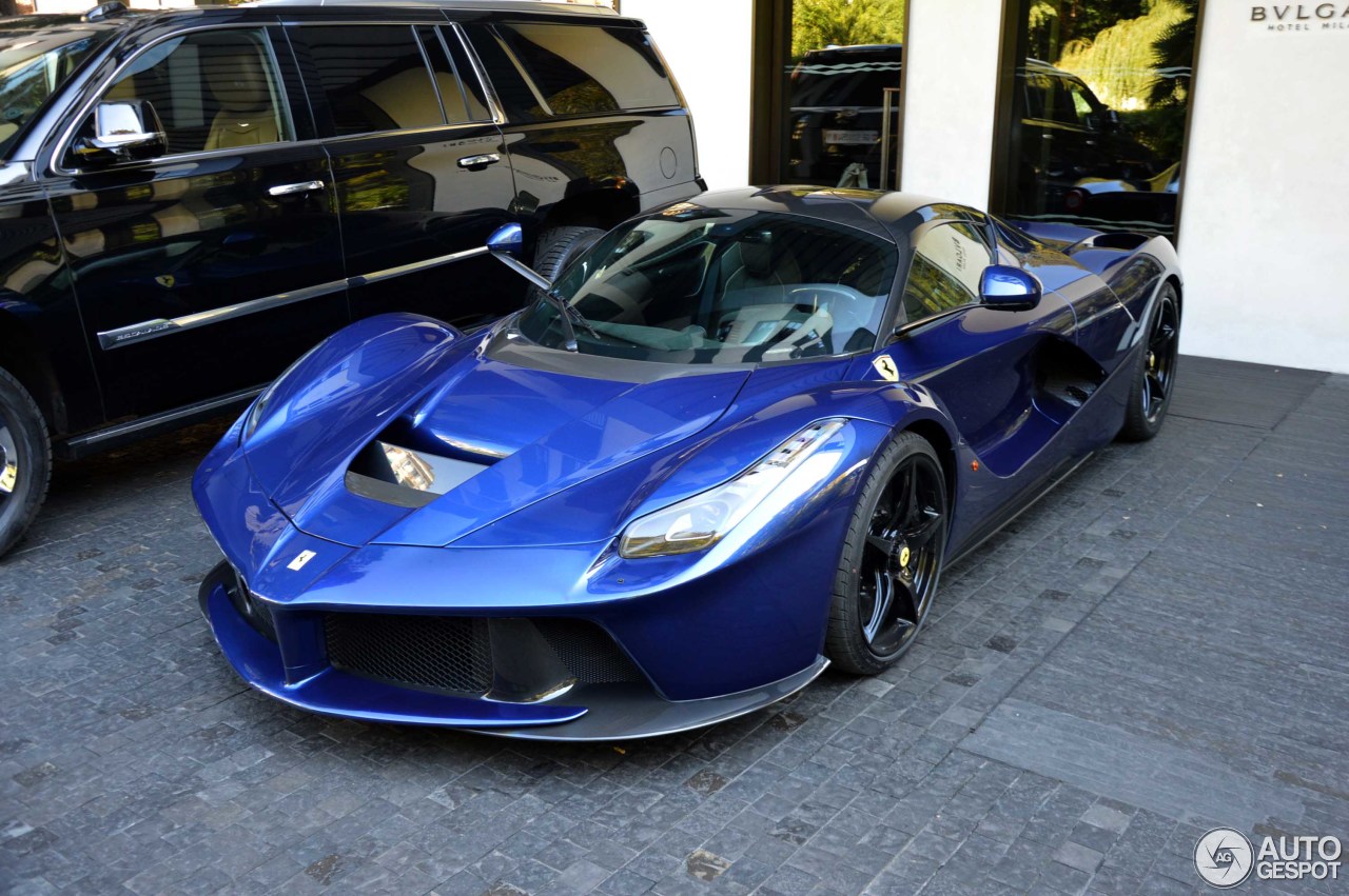 “بالصور” شاهد جمال اللون الأزرق على السيارة الخارقة الفيراري لافيراري Ferrari LaFerrari