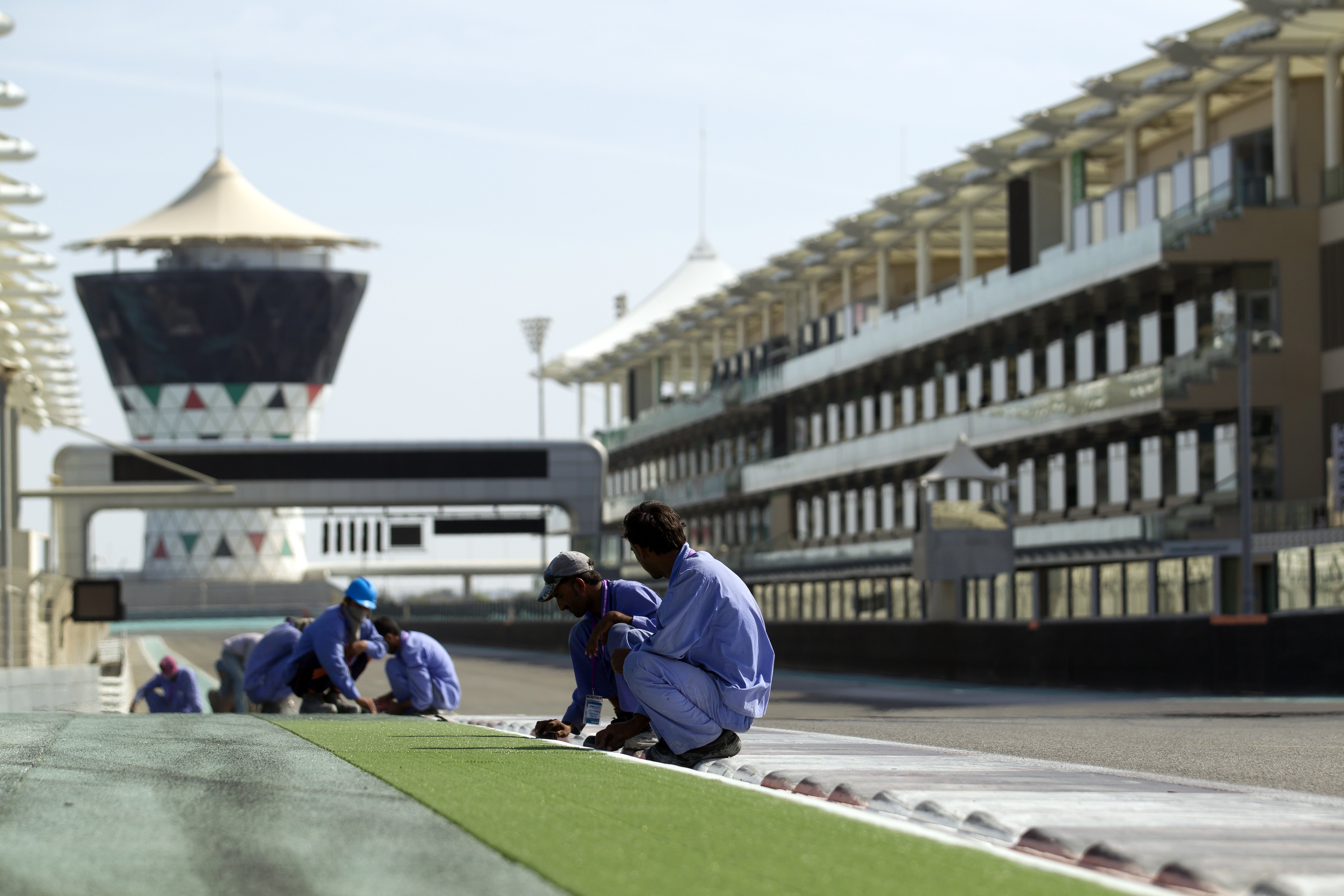 maintenance-teams-put-final-touches-to-the-start-line