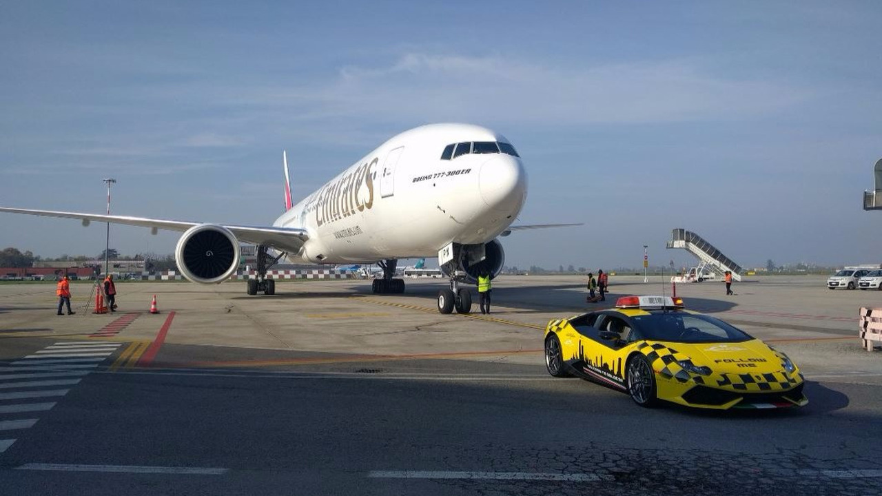 bologna-airport-lamborghini-huracan