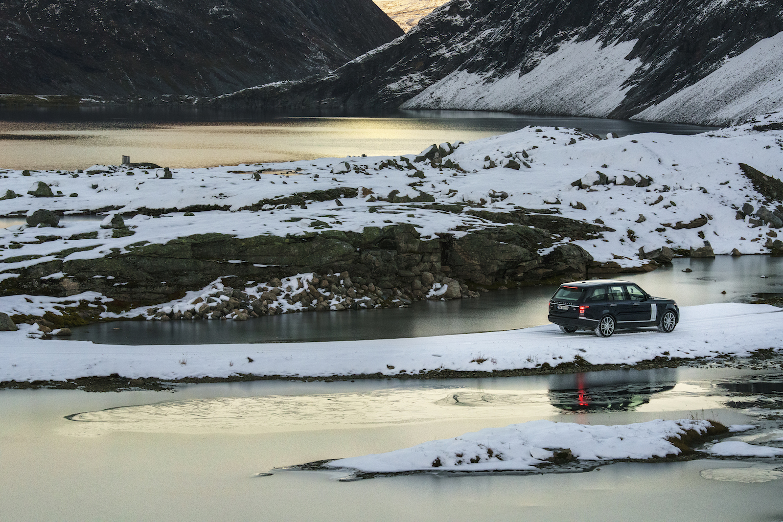 NORWAY. 2016.  Mountain driving on the plateau above Geiranger. Photographed on assignment for Land Rover.