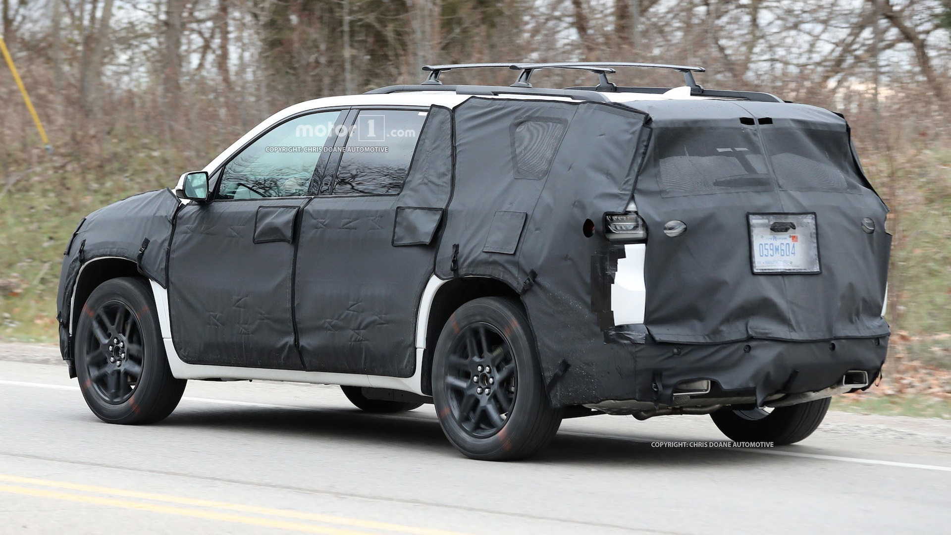 2018-chevy-cuv-spy-photos-10