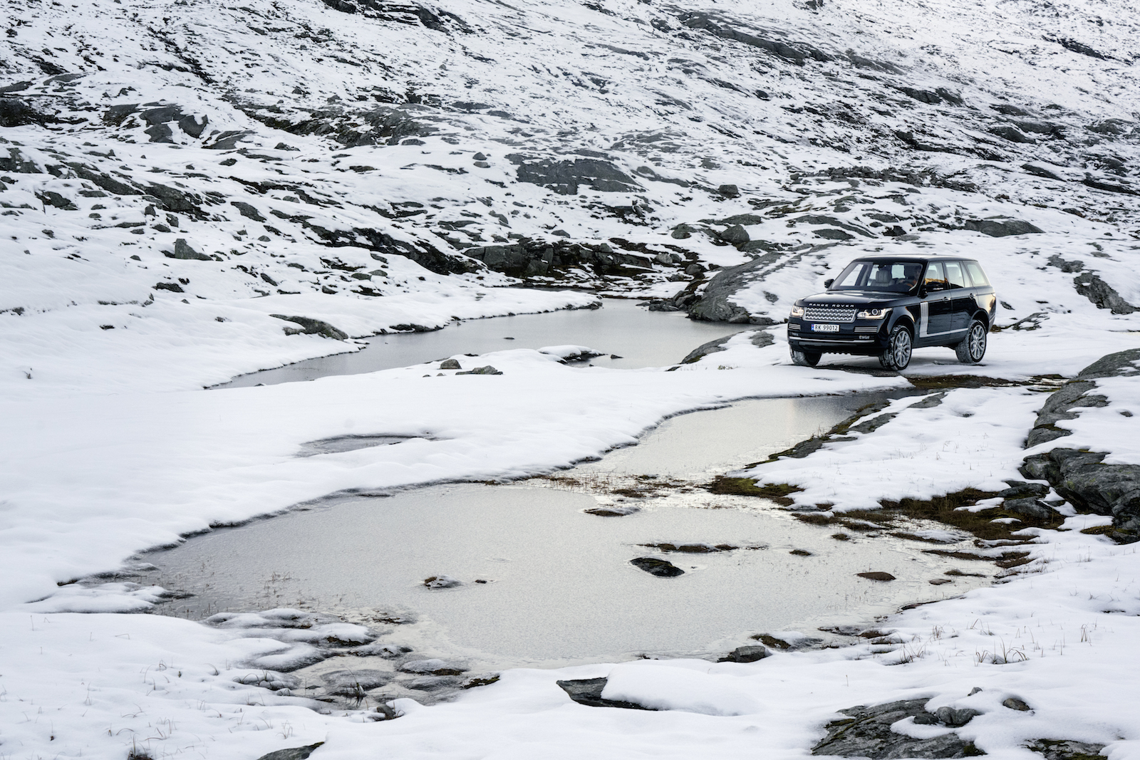 NORWAY. 2016.  Mountain driving on the plateau above Geiranger. Photographed on assignment for Land Rover.