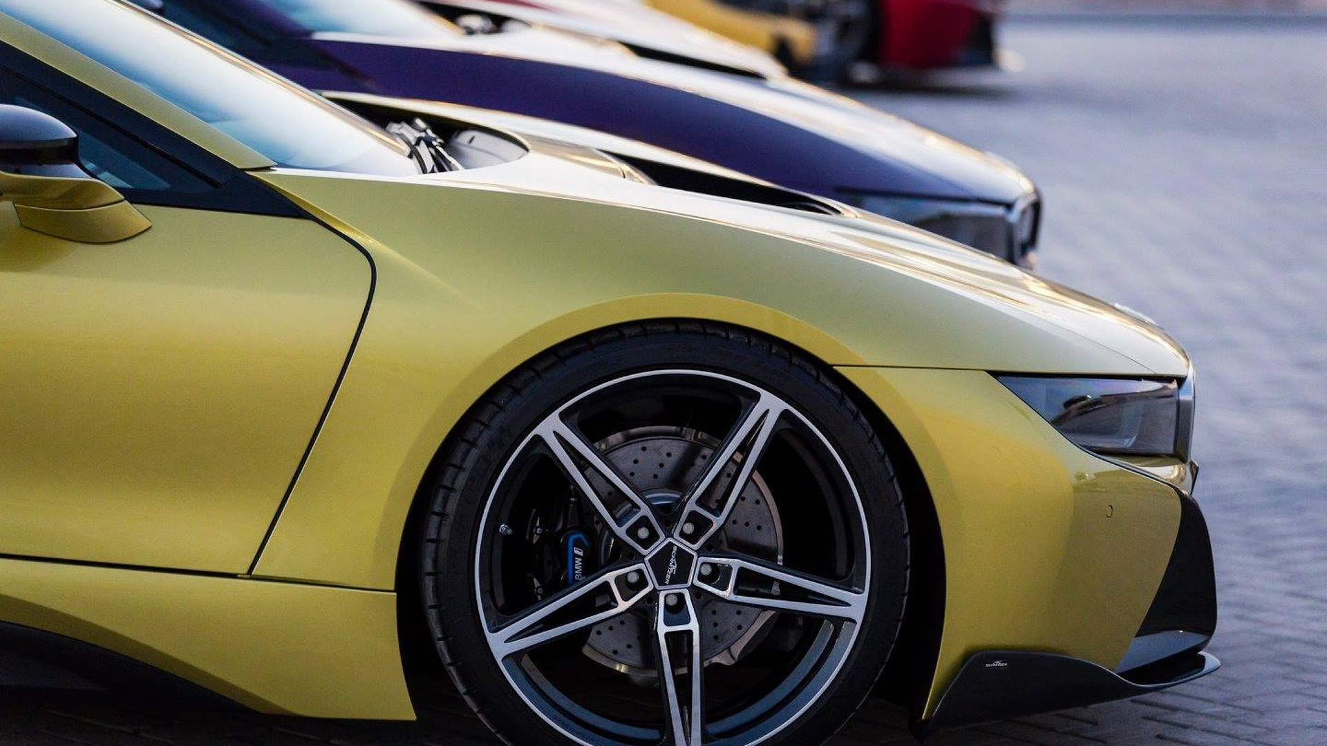 colorful-bmw-i8s-at-yas-marina-circuit-10