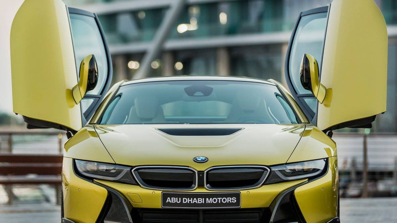 colorful-bmw-i8s-at-yas-marina-circuit-23