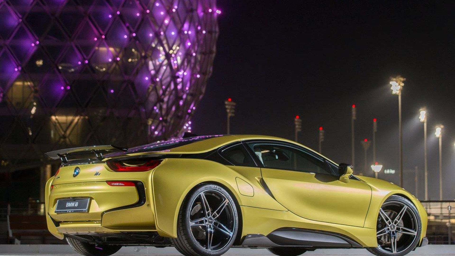 colorful-bmw-i8s-at-yas-marina-circuit-29