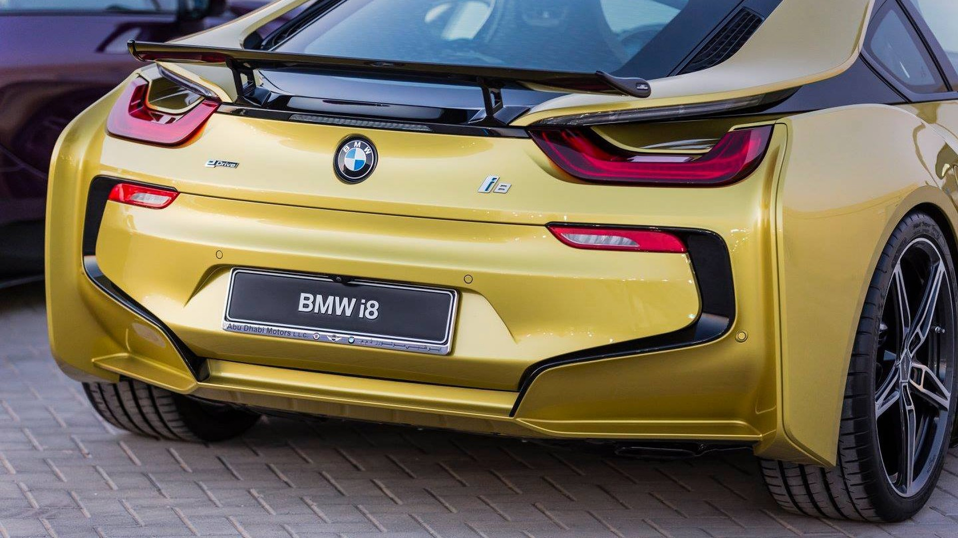 colorful-bmw-i8s-at-yas-marina-circuit-36