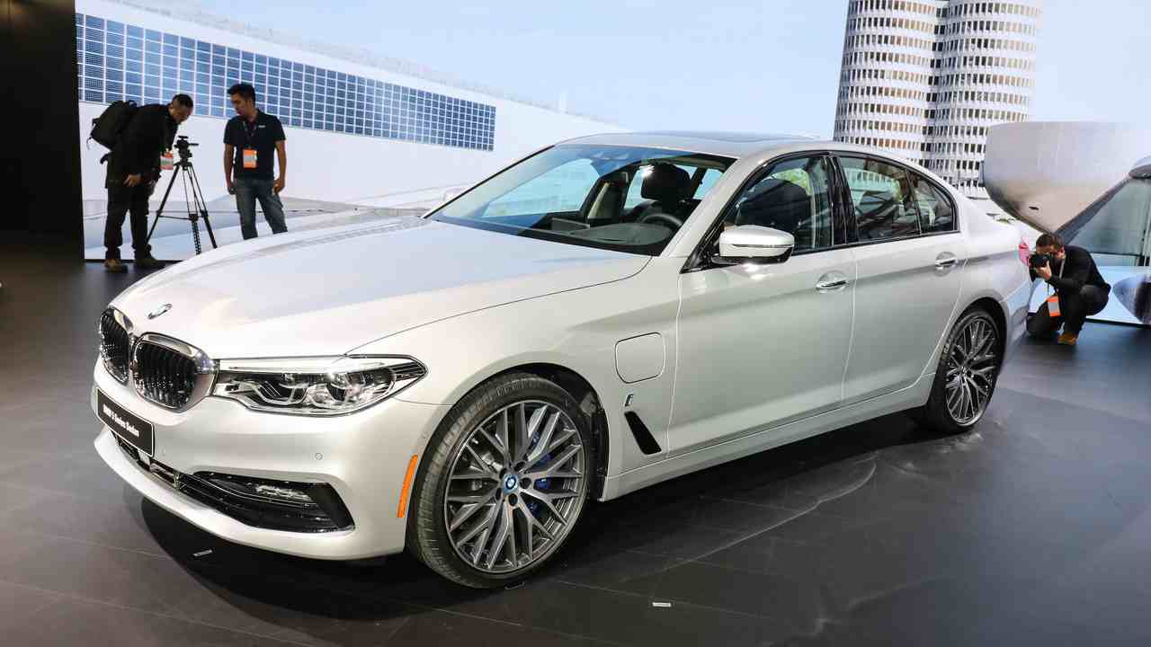 “بي إم دبليو” 530e iPerformance موديل 2018 الرياضية الهجينة يكشف عنها بديترويت BMW