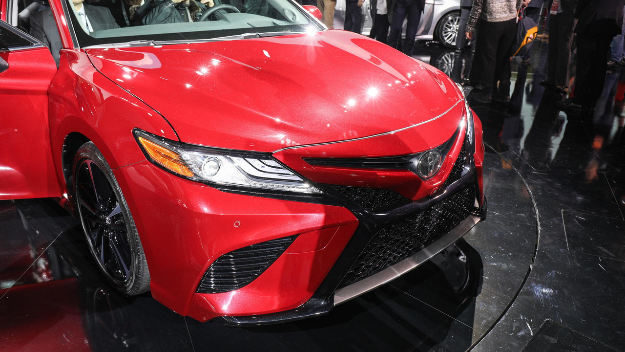 2018-toyota-camry-detroit-2017-13