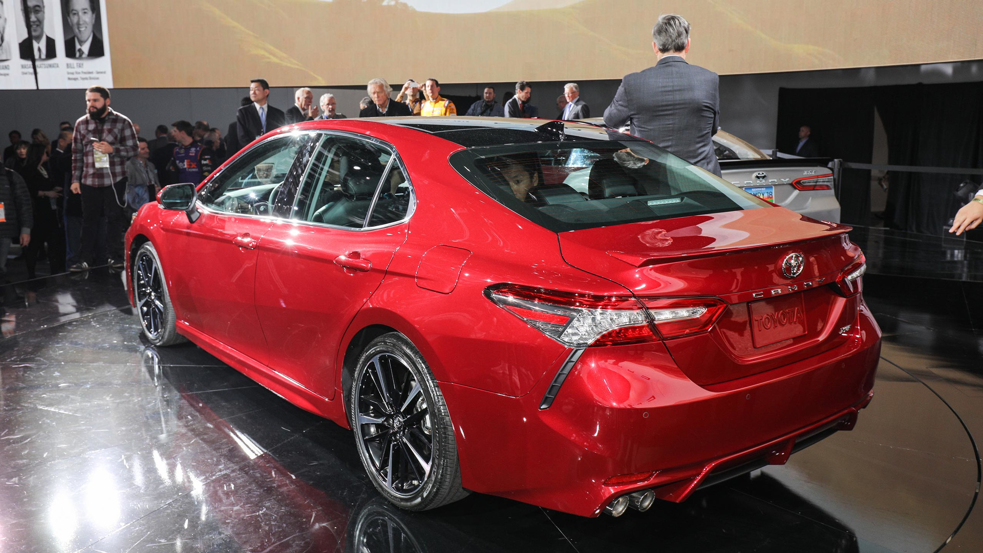 2018-toyota-camry-detroit-2017-25