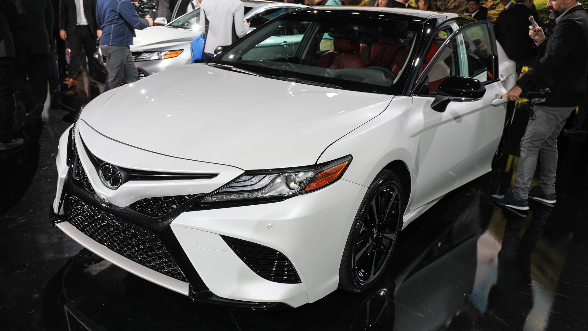 2018-toyota-camry-detroit-2017-30