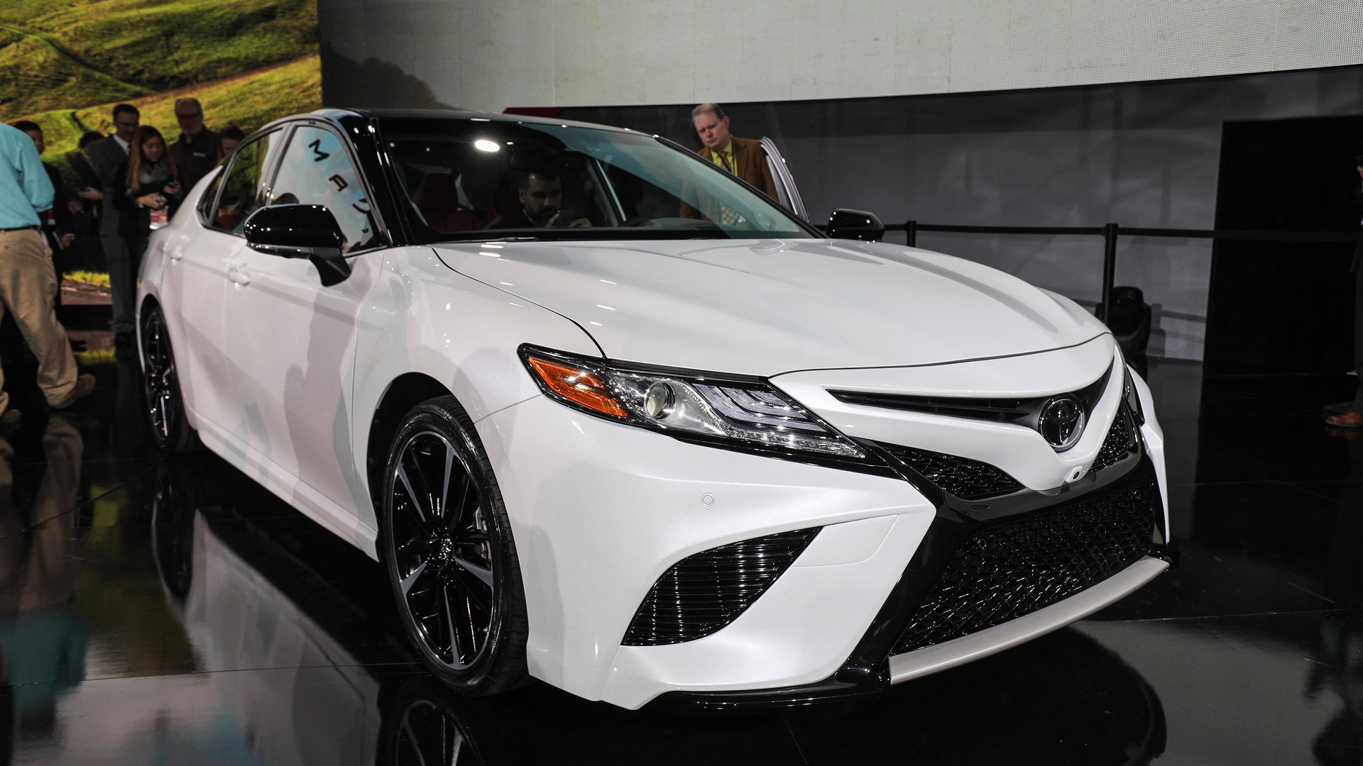 2018-toyota-camry-detroit-2017-32