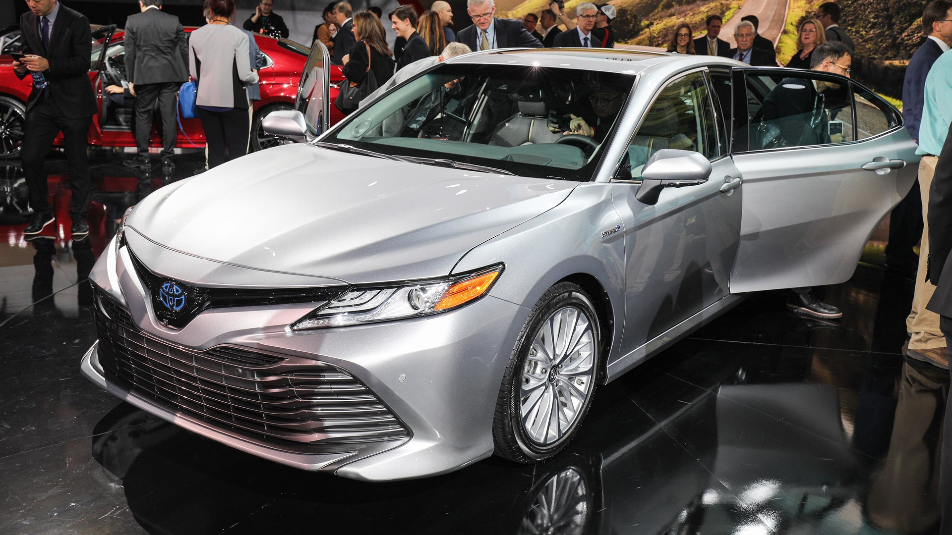 2018-toyota-camry-detroit-2017-38