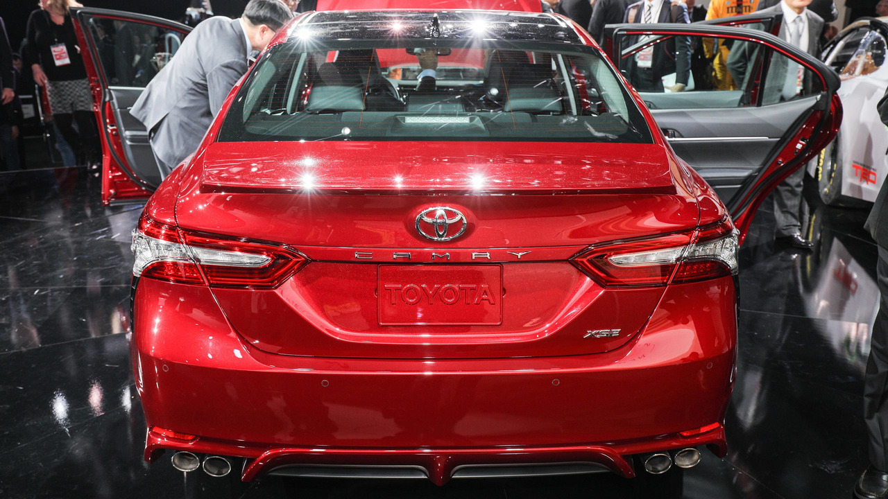 2018-toyota-camry-detroit-2017-4