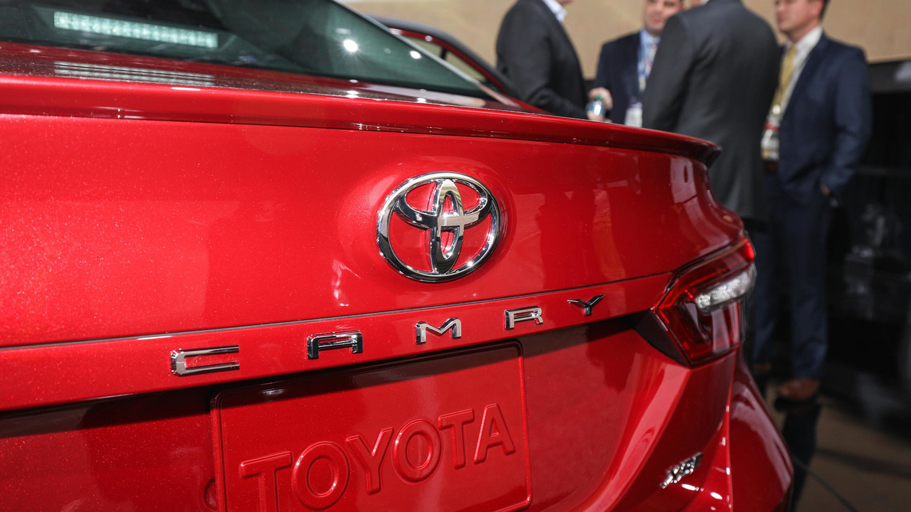 2018-toyota-camry-detroit-2017-6