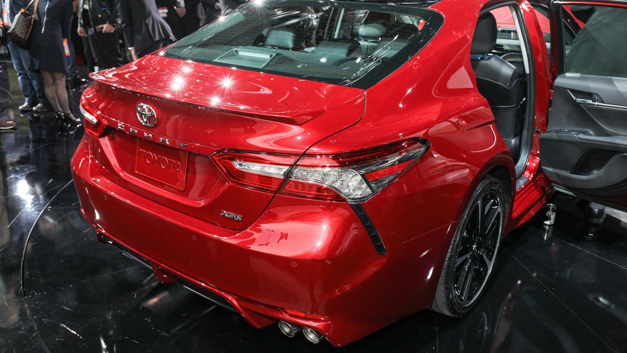 2018-toyota-camry-detroit-2017