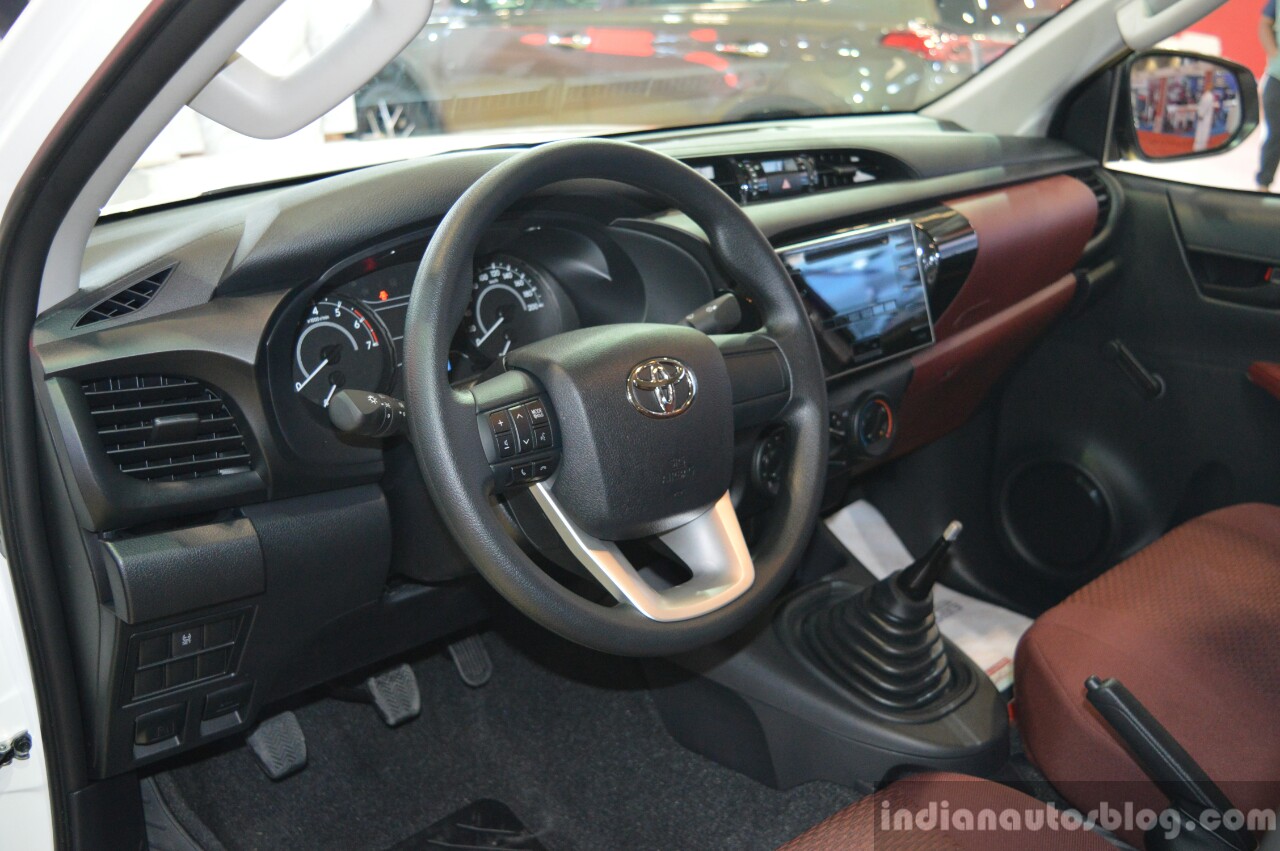 toyota-hilux-trd-interior-motorshow-focus