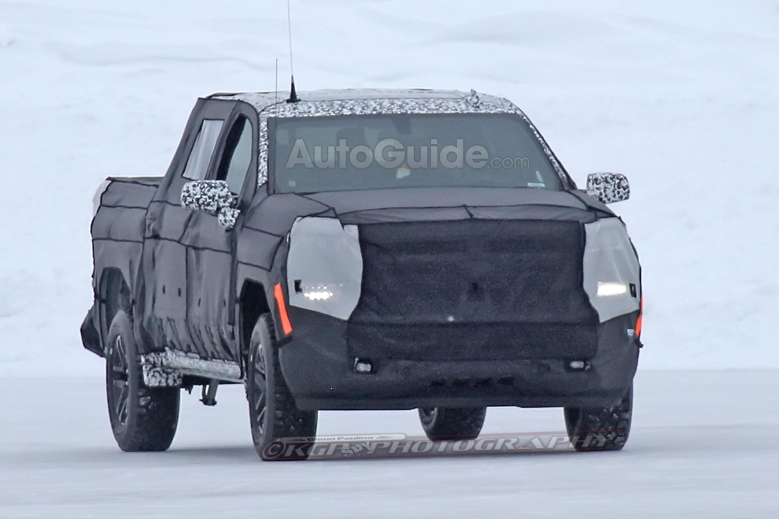 “صور تجسسية” أثناء اختبار الجيل القادم من شاحنة بيك أب “شيفروليه” سيلفيرادو Chevrolet Silverado 2019