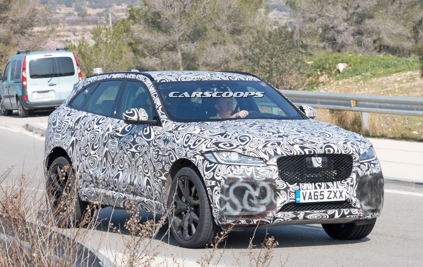 "صور تجسسية" أثناء اختبار الأعلى أداءا "جاغوار" F-Pace SVR بتمويهات كثيفة Jaguar 2018 11