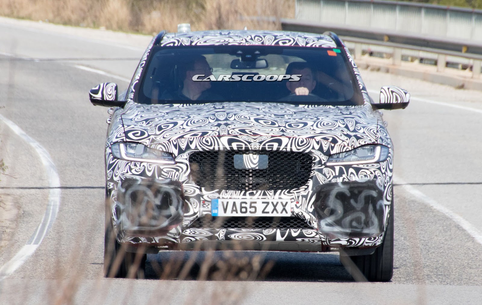 "صور تجسسية" أثناء اختبار الأعلى أداءا "جاغوار" F-Pace SVR بتمويهات كثيفة Jaguar 2018 12