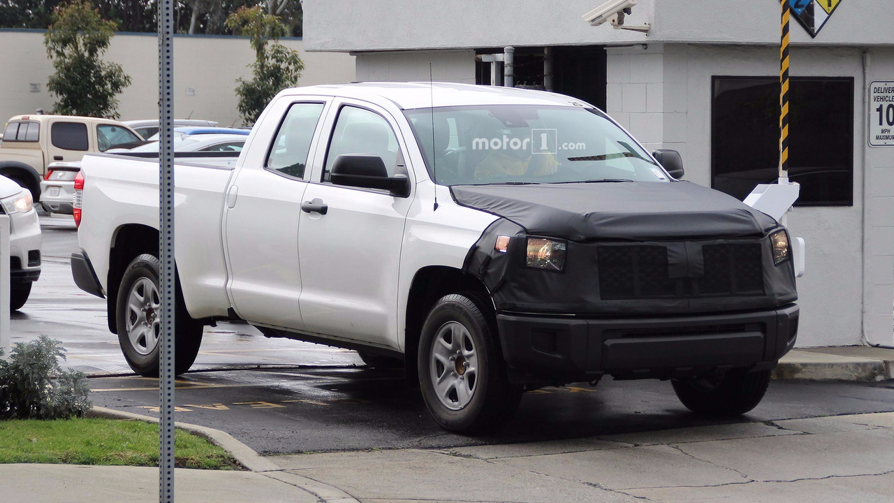 “صور تجسسية” أثناء اختبار شاحنة بيك أب “تويوتا” تندرا المحدثة 2018 بكاليفورنيا Toyota Tundra