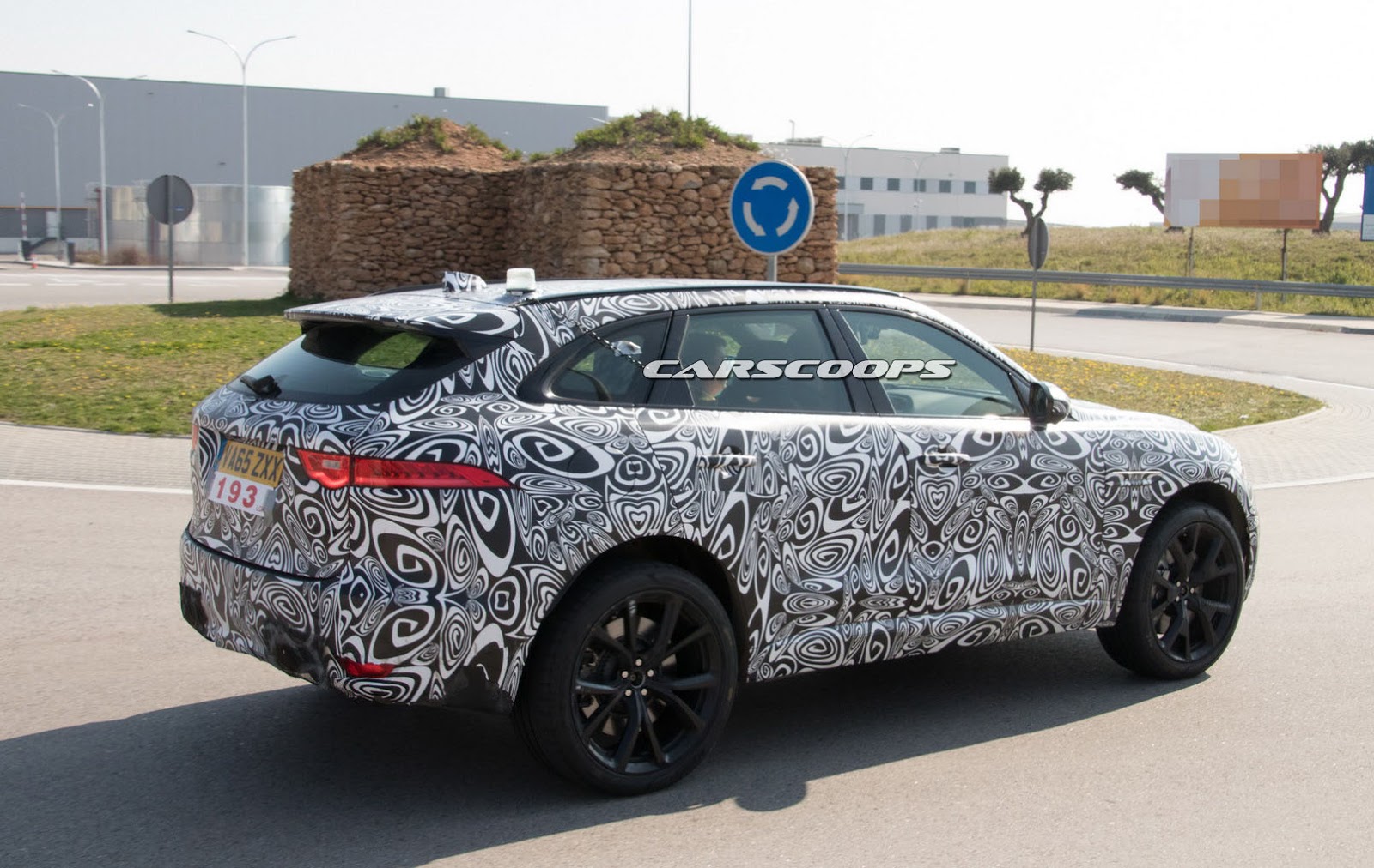 "صور تجسسية" أثناء اختبار الأعلى أداءا "جاغوار" F-Pace SVR بتمويهات كثيفة Jaguar 2018 5