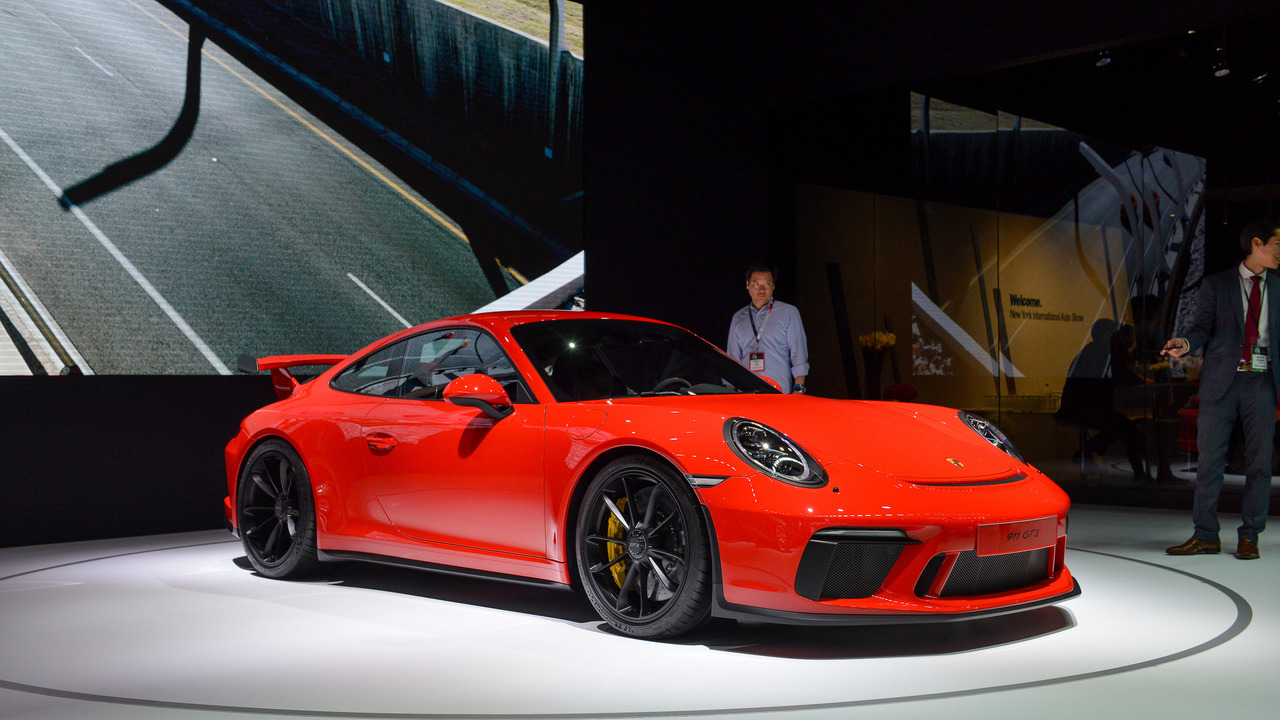 بورش 911 GT3 المحدثة 2018 تتألق في نيويويورك بقوة 500 حصان