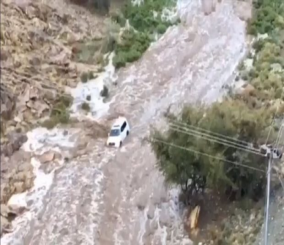 “فيديو” شاهد لحظة جرف سيل وادي الشهران بمحافظة ميسان لسيارة تقل عائلة