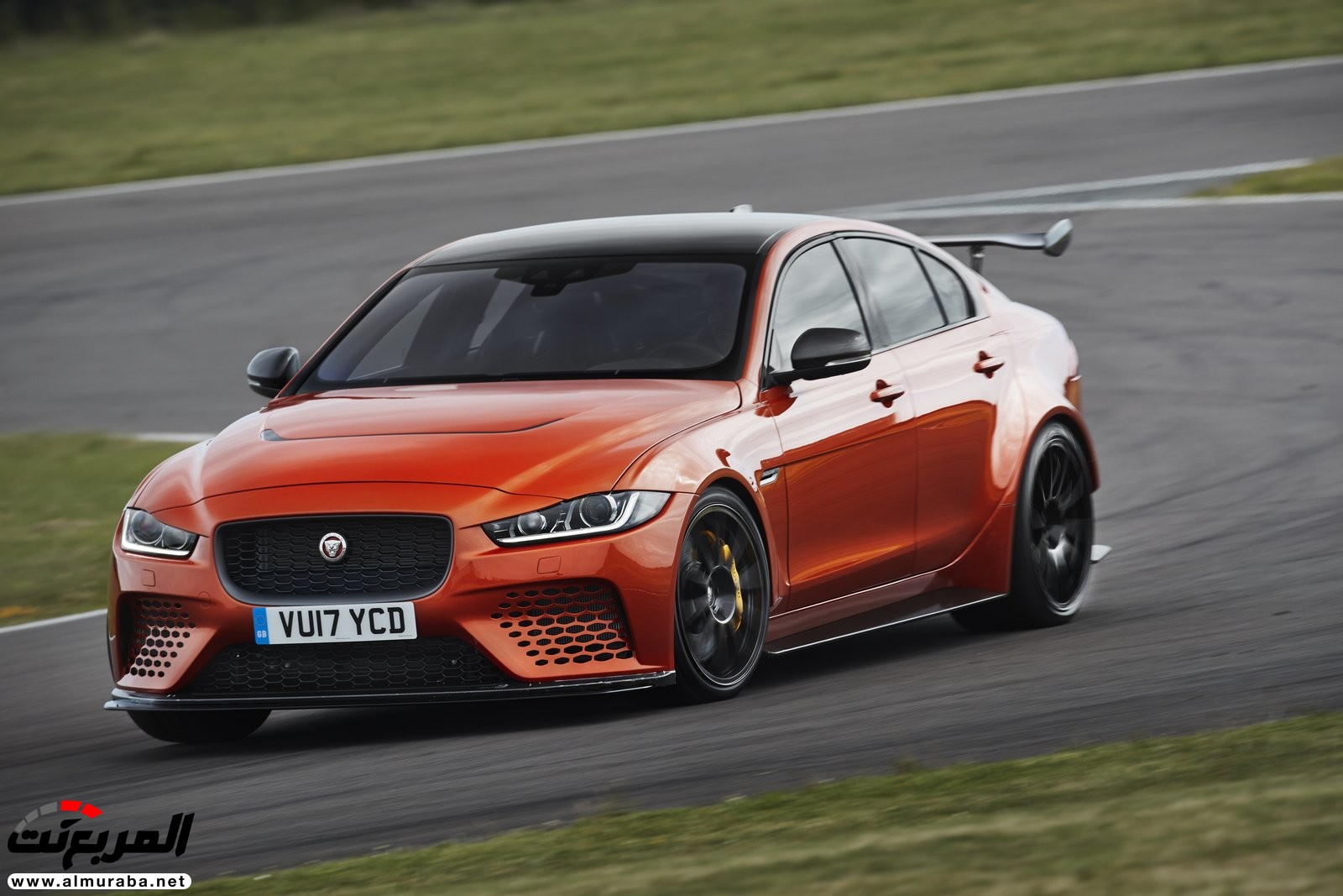 جاغوار XE SV Project 8 تكشف عن نفسها بقوة 600 حصان لمنافسة الألمان 5