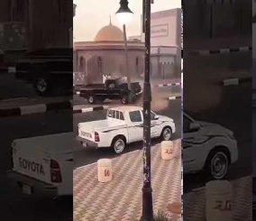 "فيديو" شاهد لحظة اصطدام سيارة مفحط بعمود وانقلابها بالسعودية 5