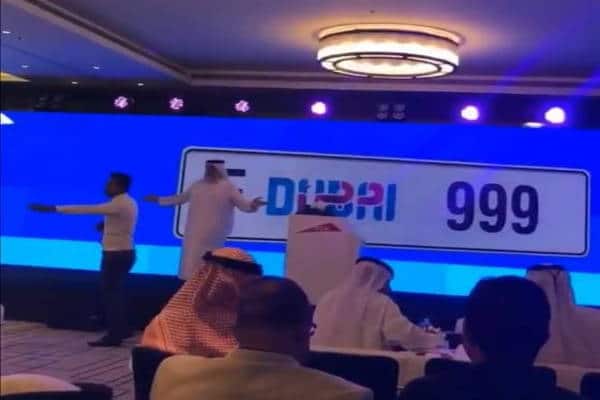 “فيديو” شاهد بيع رقم لوحة مميزة بمبلغ 2.65 مليون درهم في مزاد علني بدبي