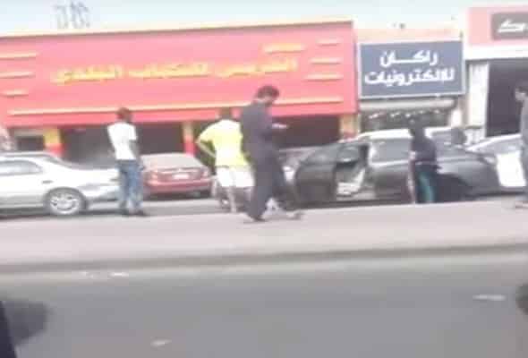 “فيديو” شاهد حادث لثلاث سيارات إحداها تقودها “فتاة” في شارع بجدة